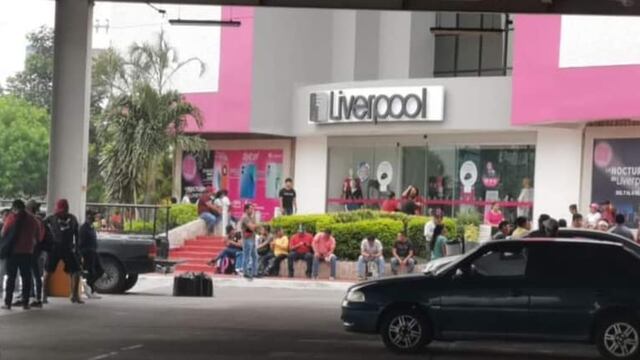 CNTE bloquea plazas comerciales en Tuxtla Gutiérrez