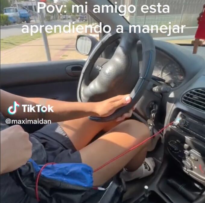Le enseña a su amigo a manejar y sale mal
