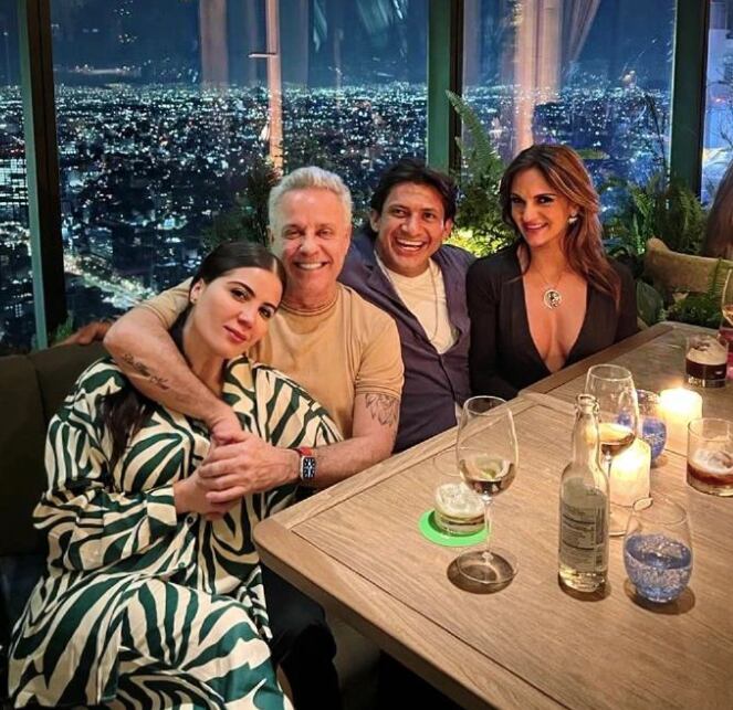 Alexis Ayala junto a Cinthia Aparicio y sus amigos