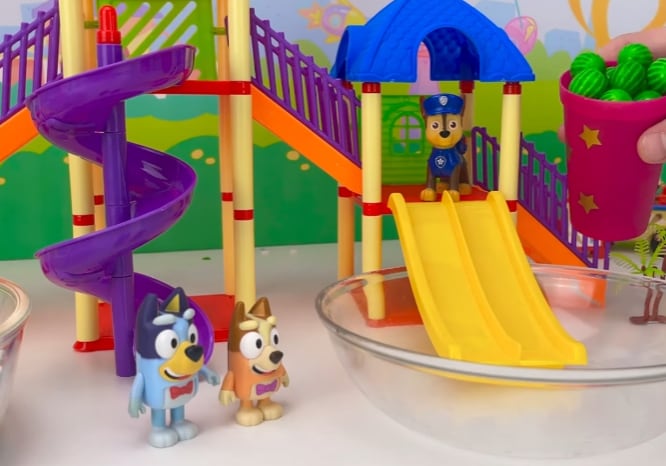 Peppa Pig y Bluey diversión en los toboganes con Paw Patrol