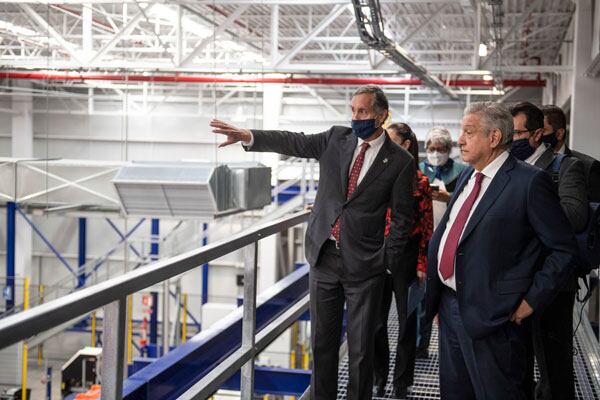 Presidente y Director de Bimbo dando un "tour" por el CEDIS
