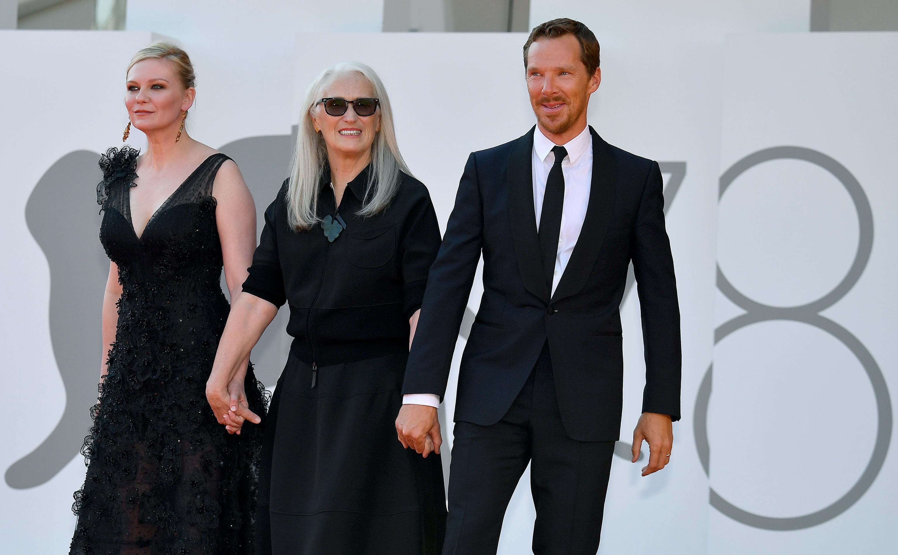 Kirsten Dunst, la cineasta Jane Campion y Benedict Cumberbatch