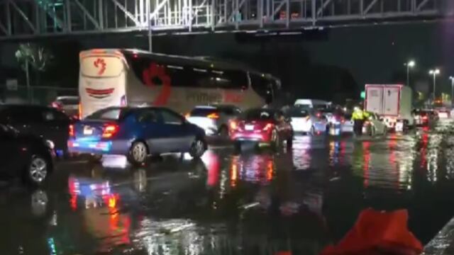 ¿Qué pasó en Circuito Interior? Lluvias dejaron un gran charco pero ya se puede pasar al AICM