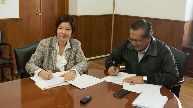 El Doctor José Solis, rector de la Universidad de Chapingo firmó el convenio con Carla Adriana Suárez Flores, presidenta de COMECARNE.
