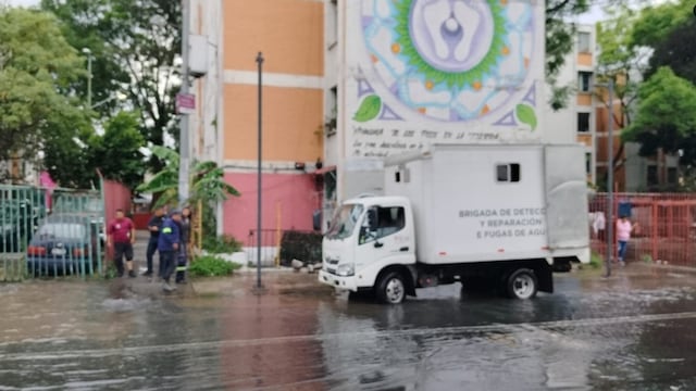 Nueva mega fuga de agua en Iztapalapa afecta Periférico Oriente
