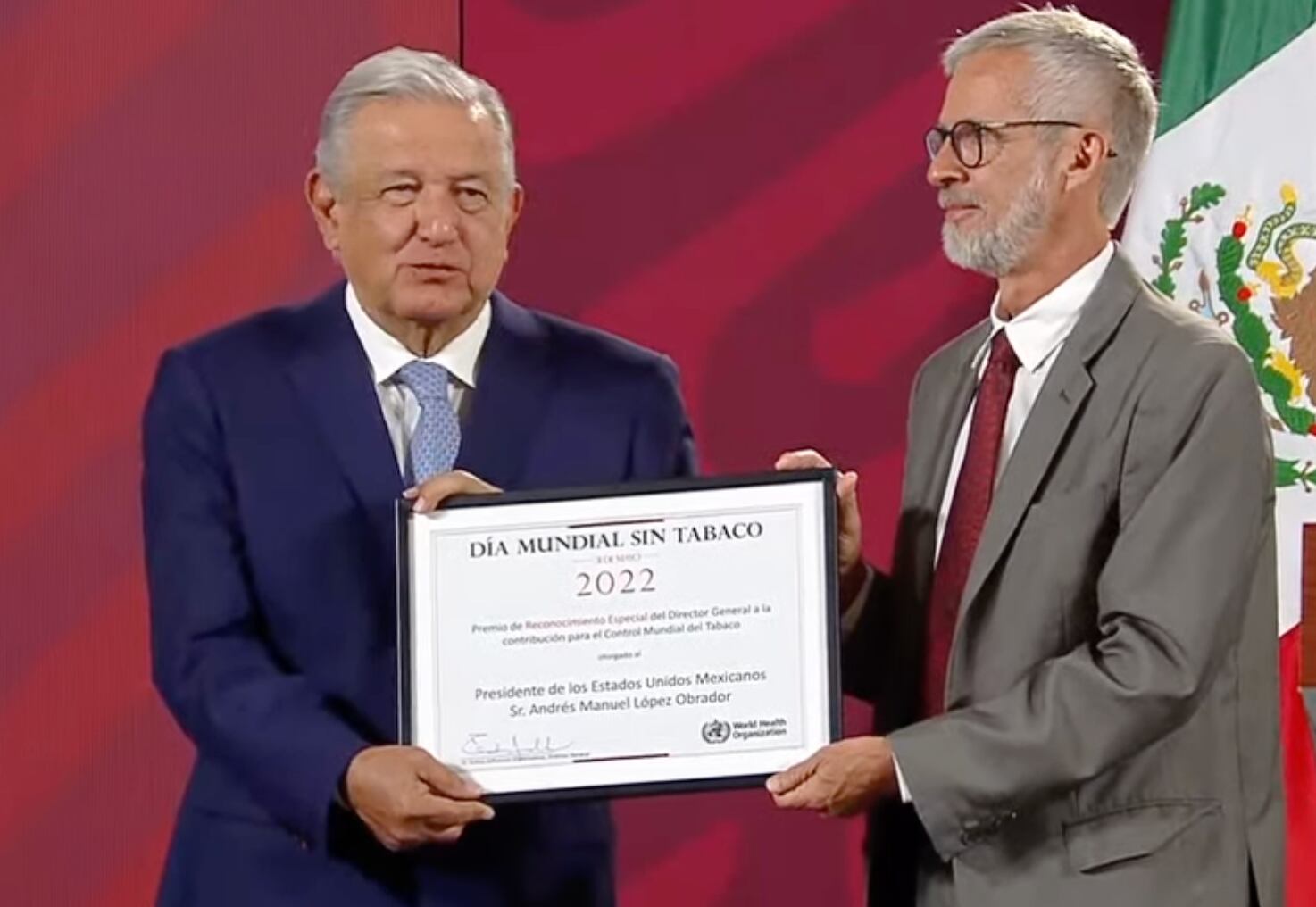 AMLO recibe premio del Día Mundial sin Tabaco 2022