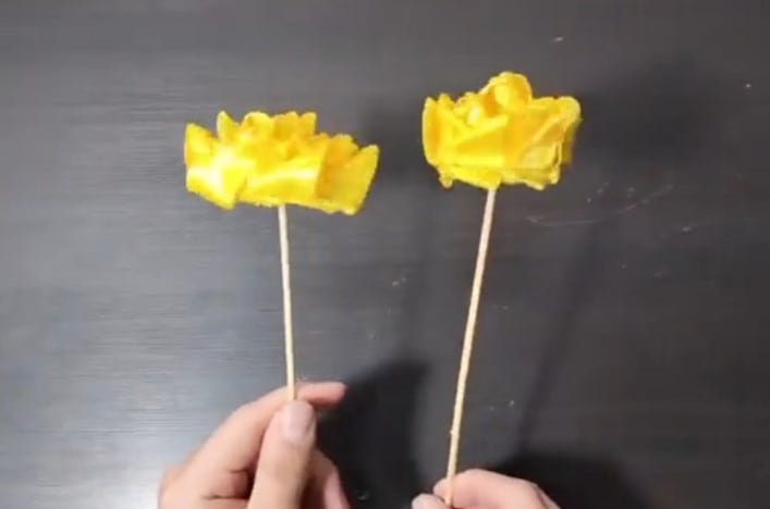Flores amarillas eternas con listón