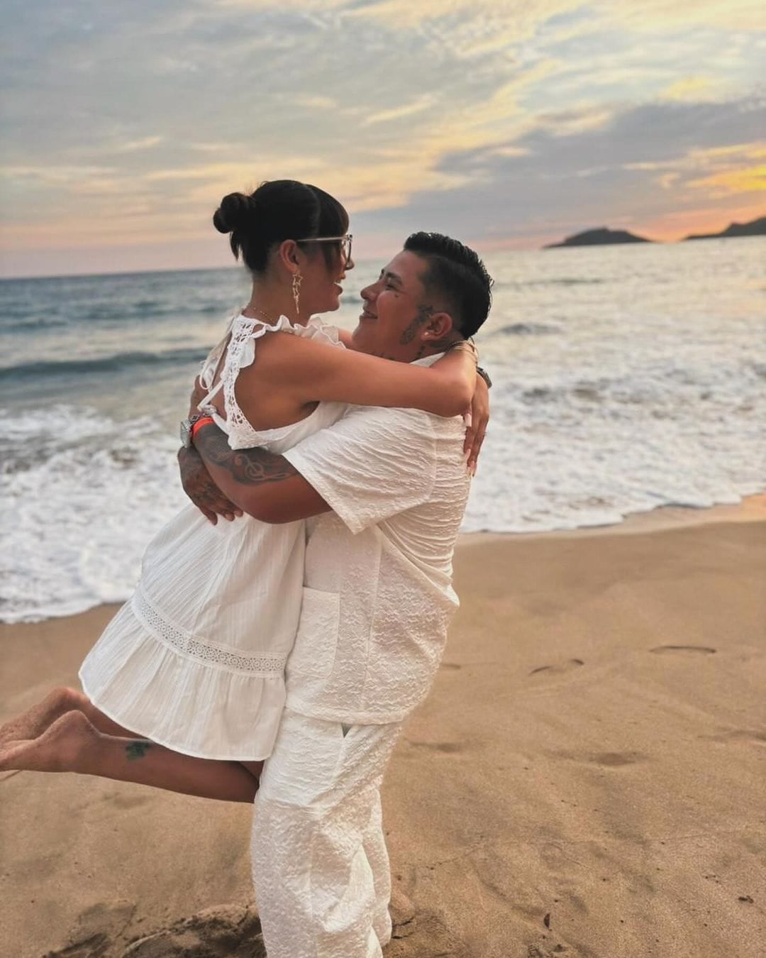 Mía Marín, ex esposa de Alex Marín, anuncia estar embarazada de gemelos.