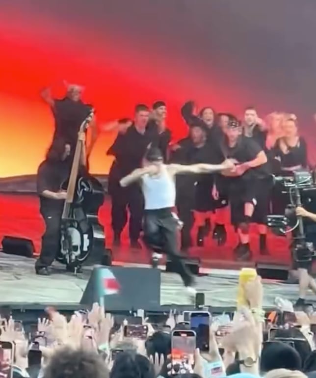 Peso Pluma al momento de su fractura en el escenario.