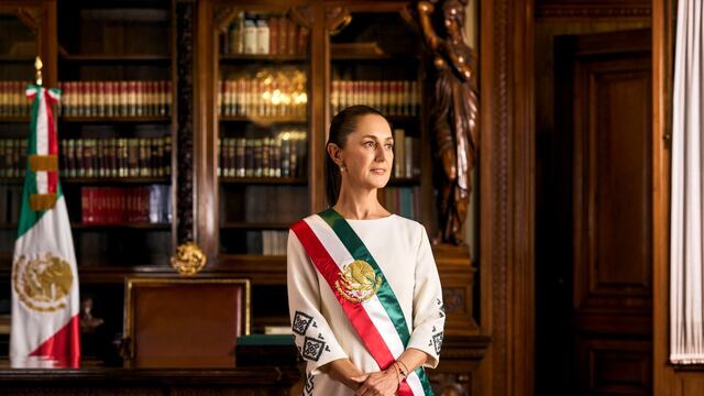 Venden en mil 500 pesos copia del retrato oficial de Claudia Sheinbaum en el Zócalo CDMX.