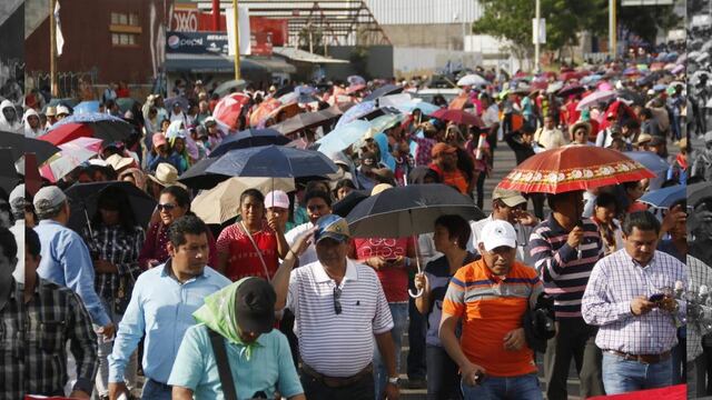 Los profesores marcharon desde el mercado zonal de Santa Rosa Panzacola y culminó en los juzgados federales con sede en la ciudad de Oaxaca.