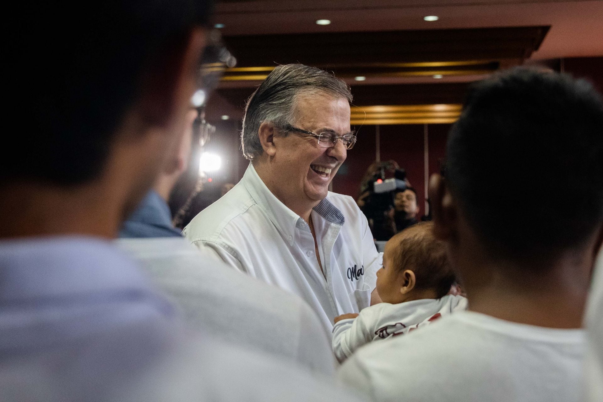 Marcelo Ebrard se hizo acompañar de jóvenes durante su conferencia de prensa