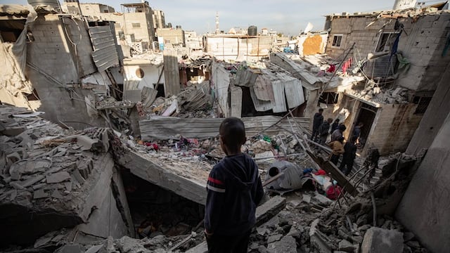 Un niño observa una zona destruida tras un ataque aéreo israelí contra el campo de refugiados de Rafah, en el sur de la Franja de Gaza.