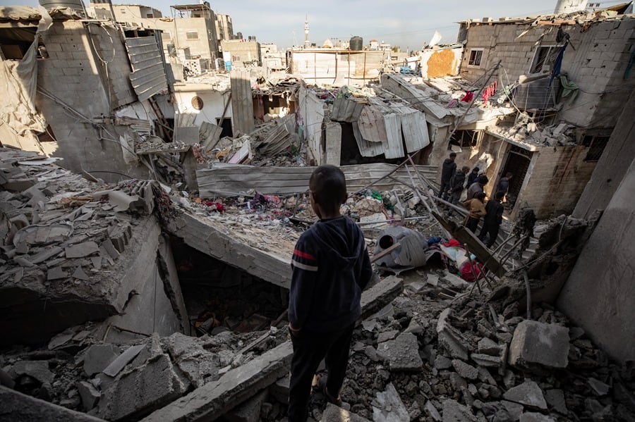 Un niño observa una zona destruida tras un ataque aéreo israelí contra el campo de refugiados de Rafah, en el sur de la Franja de Gaza.