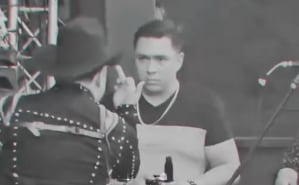 Larry Hernández trata mal a su asistente