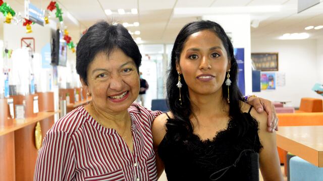 Lilia Cedillo Ramírez, rectora de la BUAP, entrega título a alumna con discapacidad