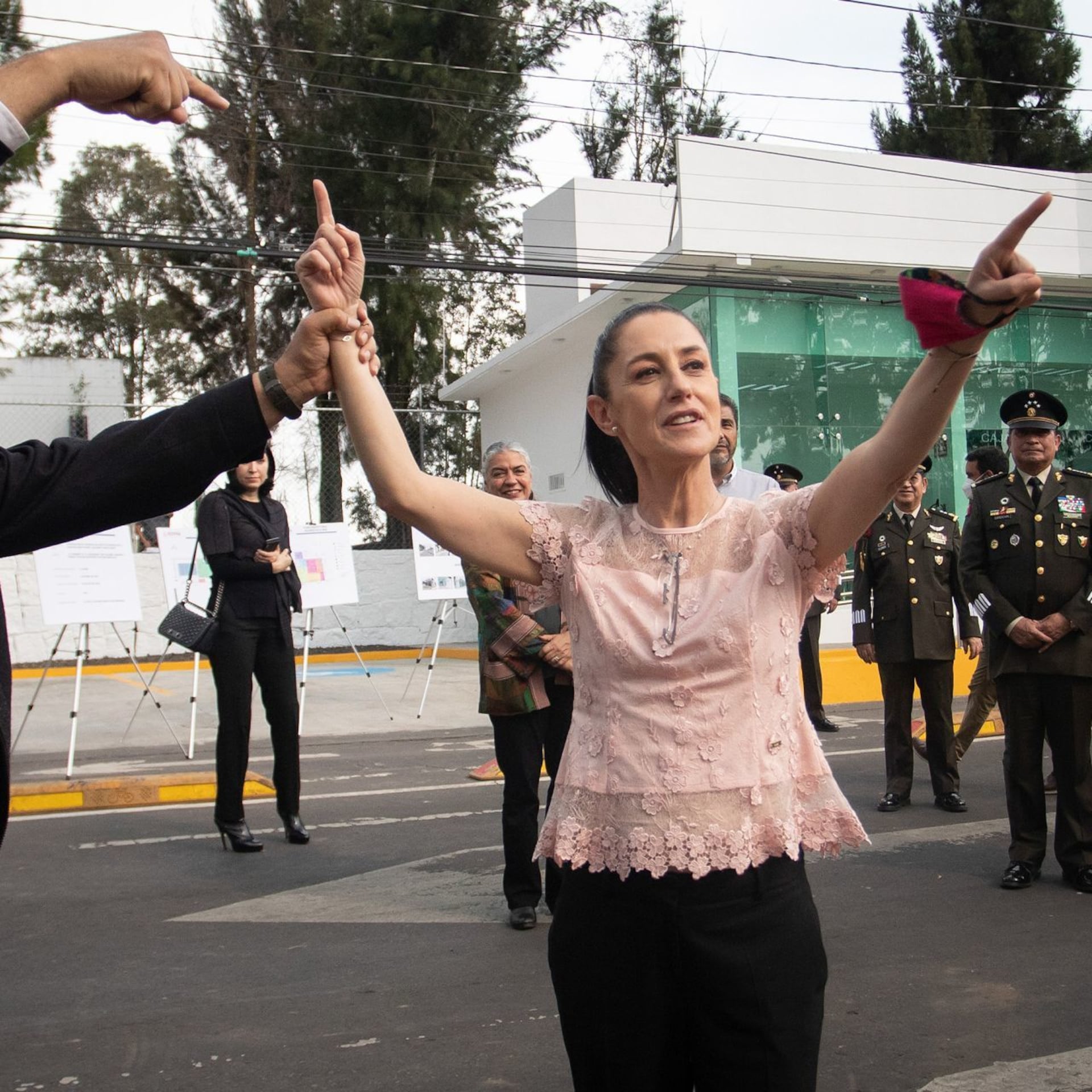 AMLO presenta su libro y apoya al sheinbaumismo