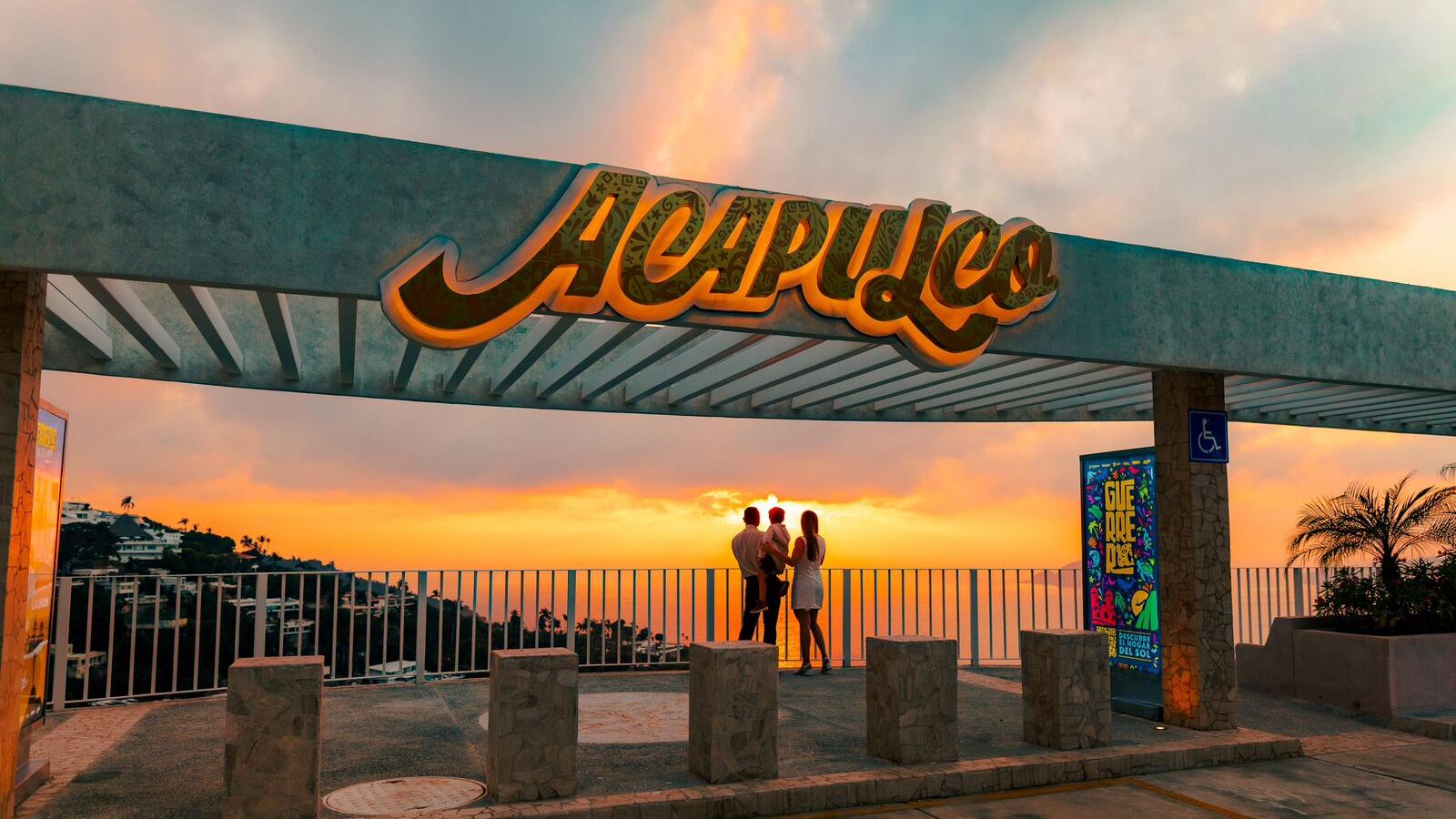 Evelyn Salgado embellece miradores de la Escénica en Acapulco