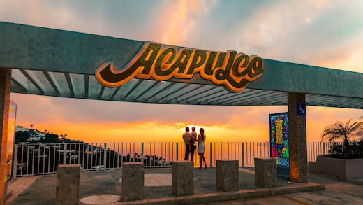 Evelyn Salgado embellece miradores de la Escénica en Acapulco