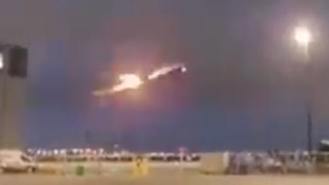 Un avión Boeing 777 de Air Canada aterrizó de emergencia por llamas en su motor