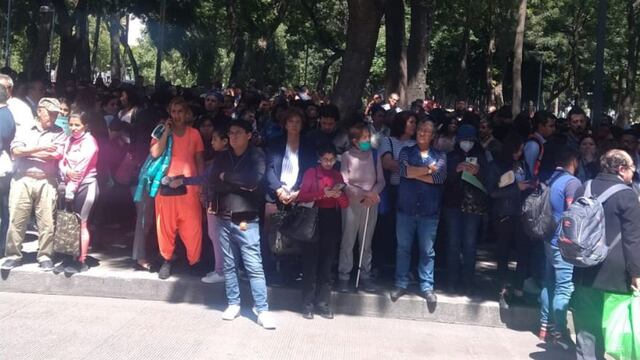 Juzgados de lo familiar en CDMX evacuan a cientos de personas enfrente de la Alameda Central