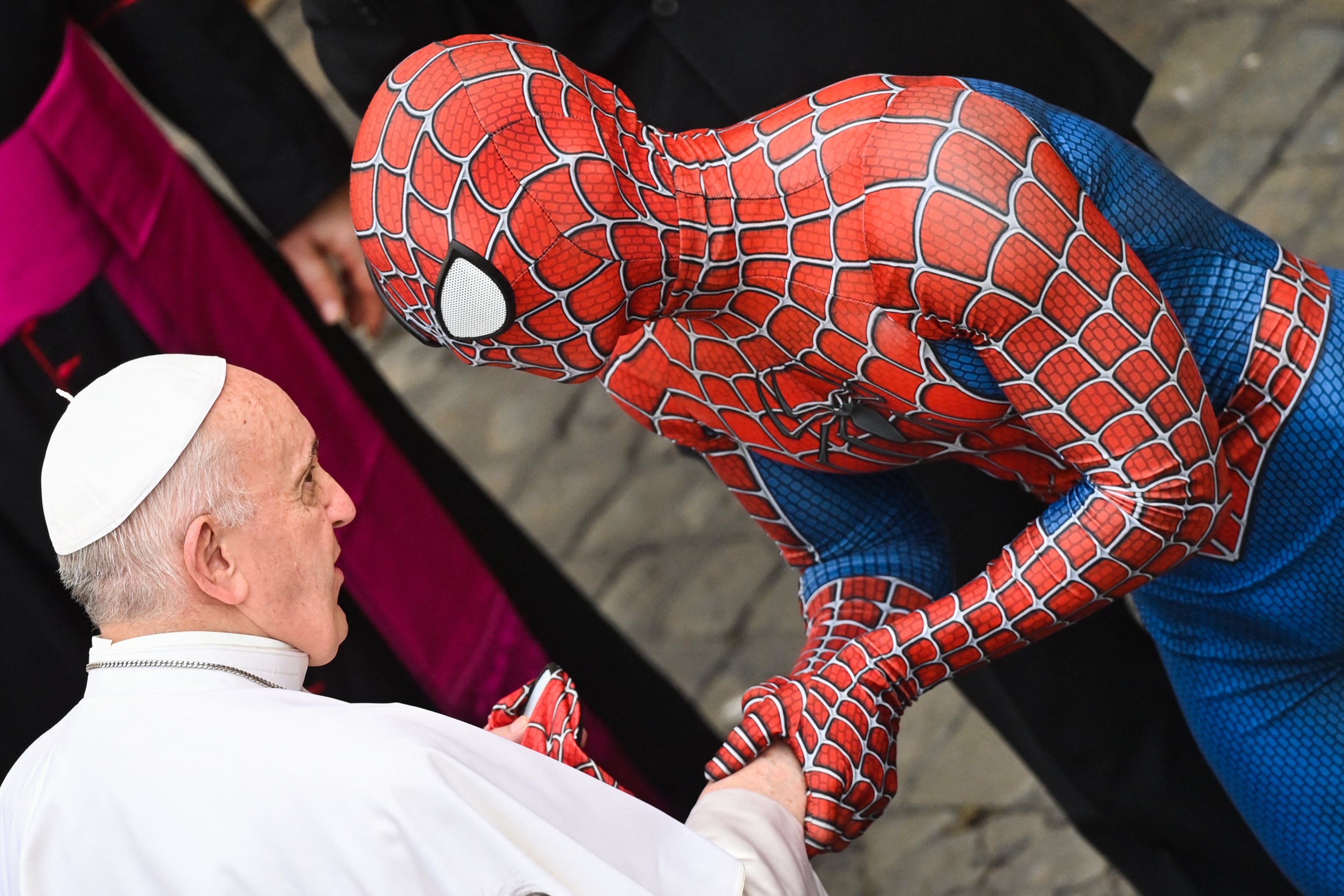 Encuentro entre Spiderman y el Papa Francisco