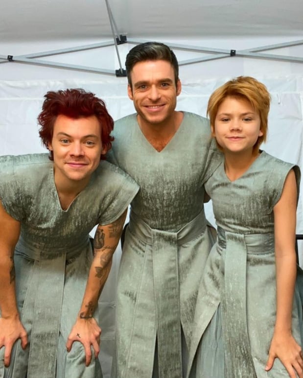 Harry Styles, Richard Madden y Lia Mchugh en el set de Eternals