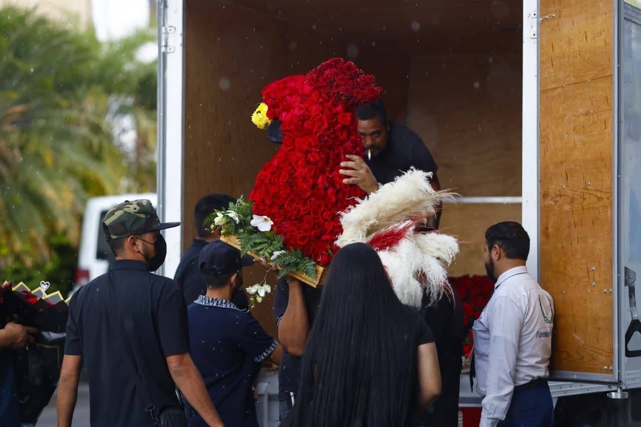 Sorprenden coronas de flores en el funeral de El Mencho