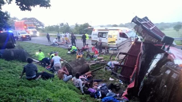 Reportan 10 migrantes muertos por volcadura de camión en carretera Tonalá - Pijijiapan