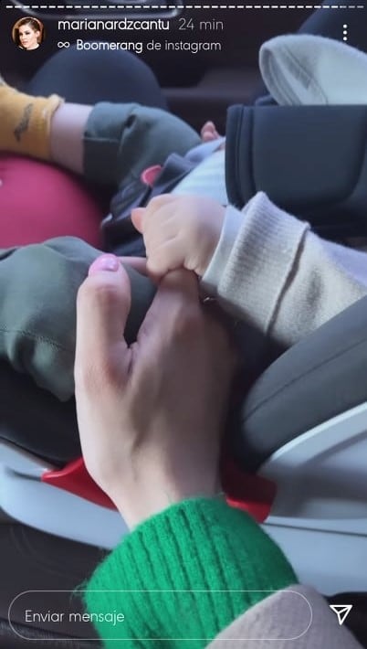 Mariana Rodríguez y Emilio tomados de la mano.