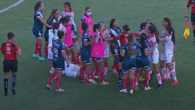 Pelea campal entre Necaxa y Puebla