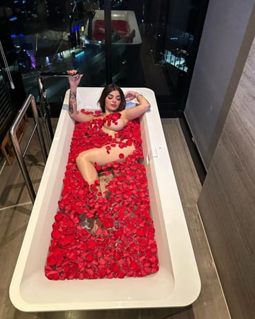 Karely Ruiz deja poco a la imaginación cubierta de pétalos de rosa