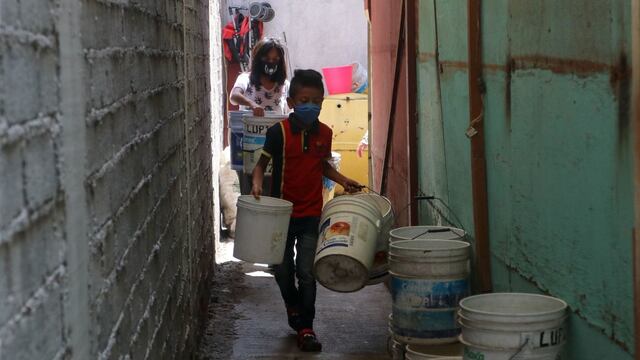 Niño con cubetas
