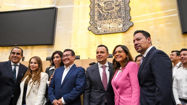 a LXII Legislatura del Honorable Congreso del Estado de Puebla, entregó un reconocimiento a Víctor Velázquez, presidente del Consejo de Administración de Cooperativa La Cruz Azul.
