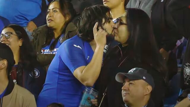 Aficionado de Cruz Azul besó a novia y amiga