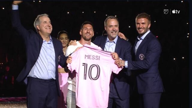 Lionel Messi sale a la cancha del DRV PNK Stadium.