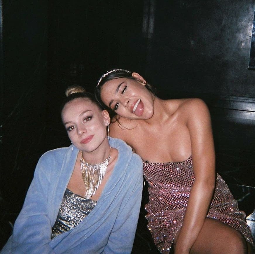 Danna Paola y Ester Expósito