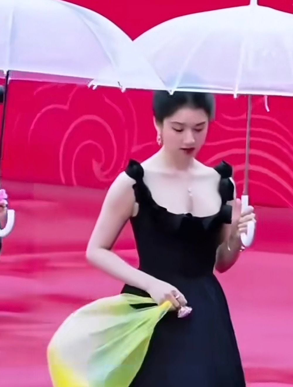 Zhang Jingyi con su bolsa de basura en Beijing International Film Festival.