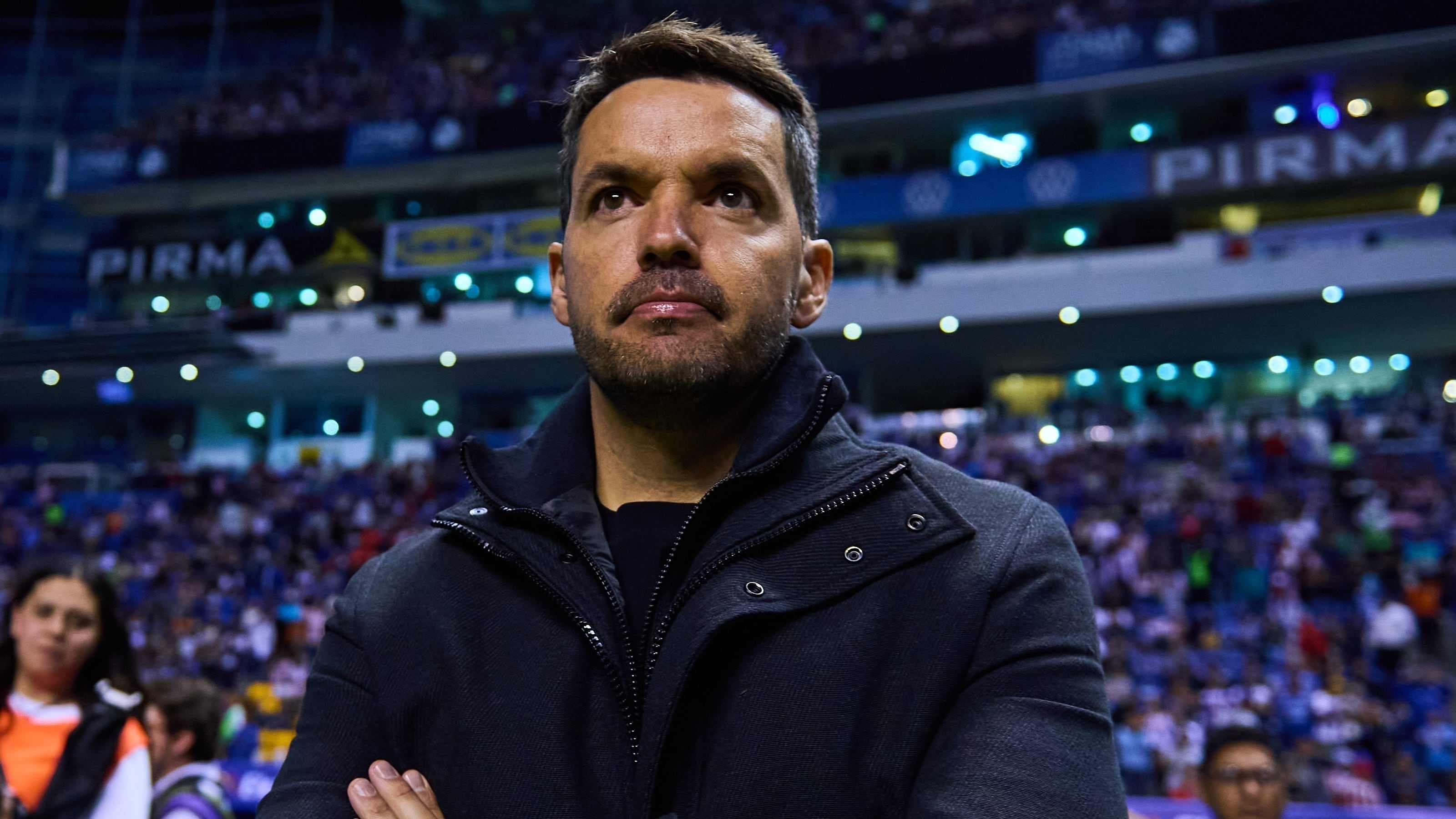 Cruz Azul anuncia salida de Larcamón y llegada de Joel Huiqui