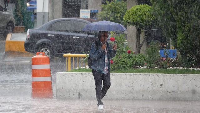 Capitalinos fueron sorprendidos por una intensa lluvia en la zona centro