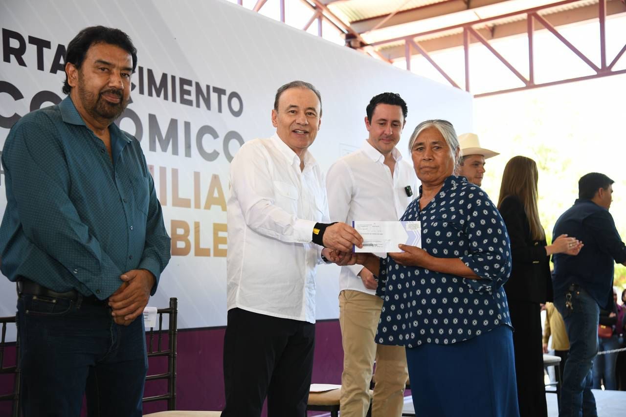 Alfonso Durazo entrega becas a estudiantes y apoyos para familias