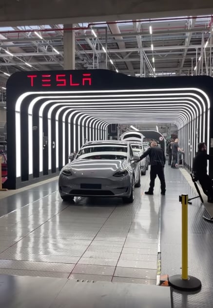 Samuel García visita Gigafactory de Tesla en Berlín