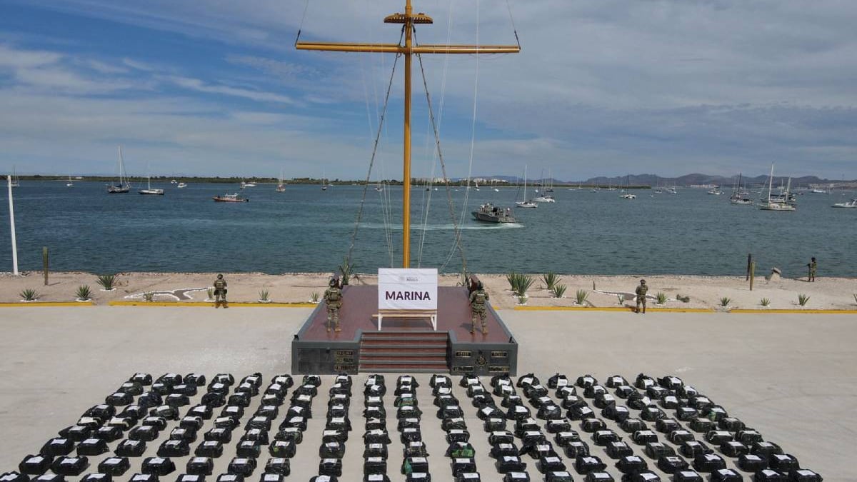 Semar y Estados Unidos aseguran toneladas de cocaína en Isla Clarión