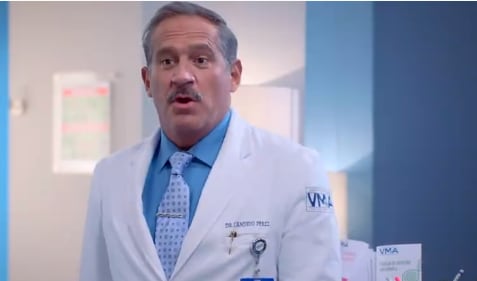 Arath de la Torre, como Dr. Cándido Pérez.