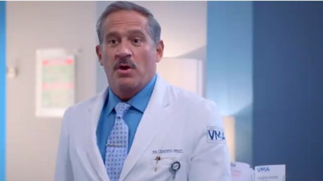 Arath de la Torre, como Dr. Cándido Pérez.