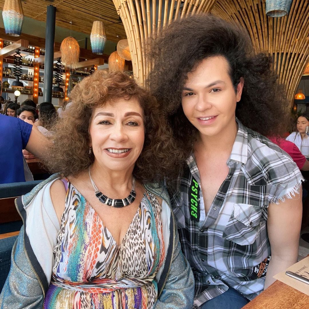 Alex Reyna, La señora de las Lomas, con su mamá.