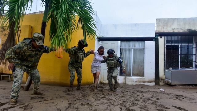 Elementos de la Marina se han sumado en los trabajos de ayuda y rescate de los damnificados por las Intensas lluvias provocadas por el Huracán John