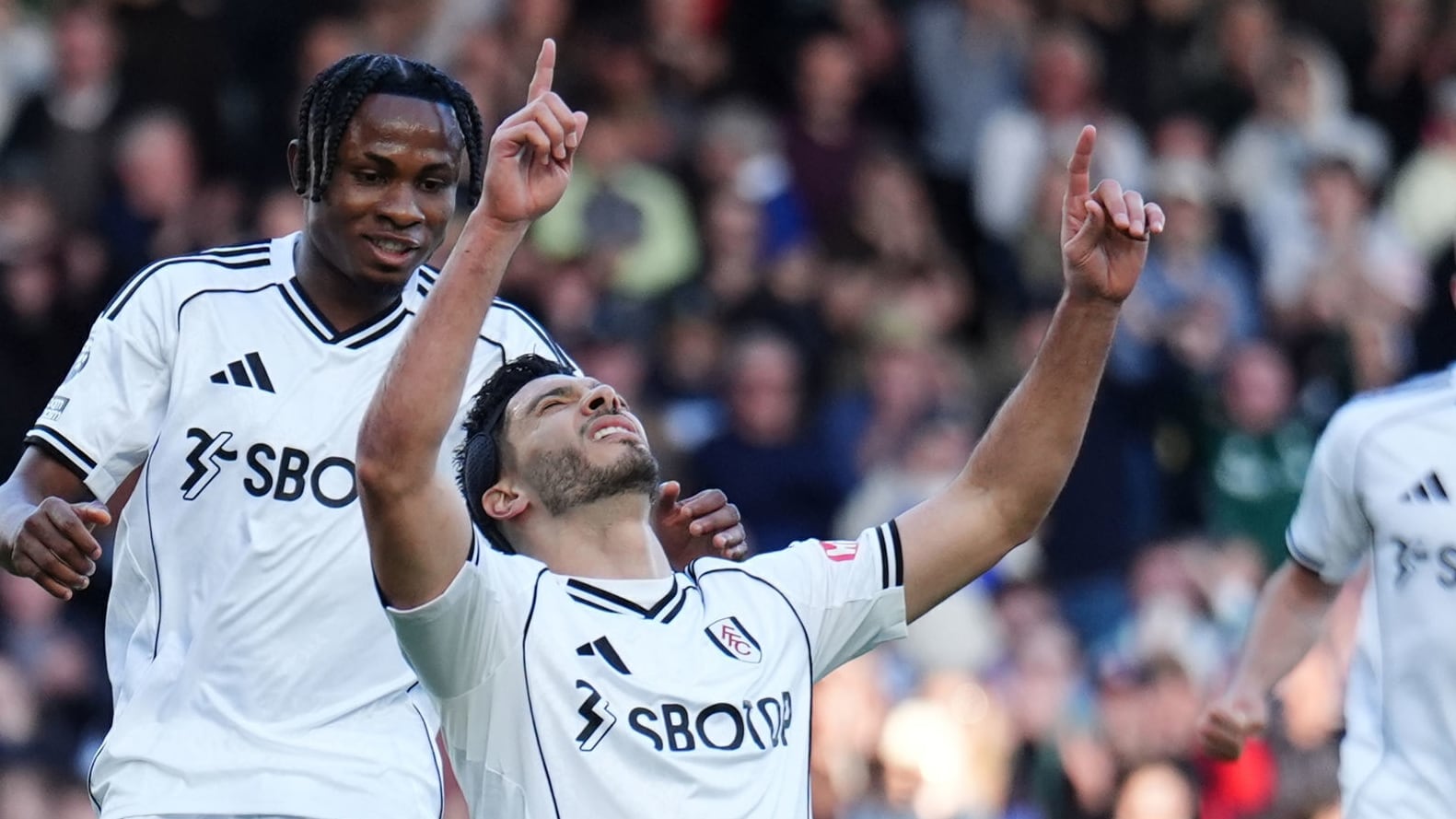 Raúl Jiménez marca gol y lo dedica a su padre en la Premier League