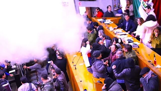Congreso de Nuevo León: detonan bombas de humo durante elección del gobernador interino