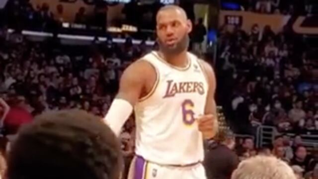 LeBron James encara a aficionados de Lakers